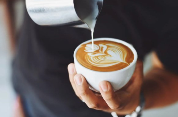 Bilim insanları açıkladı: Kahve içen insanlar günde fazladan bin adım atıyor