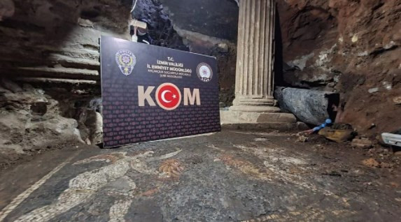 İzmir'de Romalı bir zengine ait 2700 yıllık iki mozaik bulundu