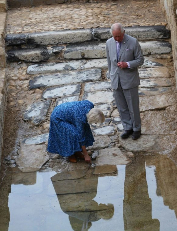 Prens Charles'a Şeria Nehri’nden şişeler dolusu kutsal su verildi