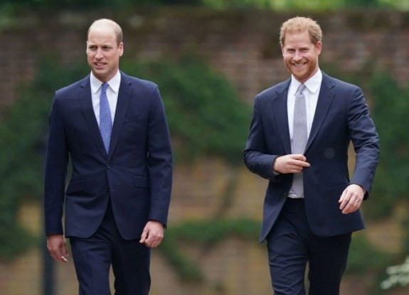 Prens William ve Prens Harry birbirlerine karşı karalama kampanyası yürütüyor