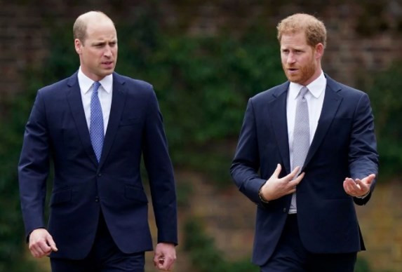 Prens William ve Prens Harry birbirlerine karşı karalama kampanyası yürütüyor