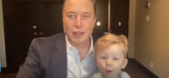 Elon Musk oğlu X AE A-XII ile kamera karşısına geçti