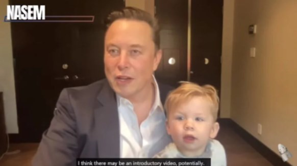 Elon Musk oğlu X AE A-XII ile kamera karşısına geçti
