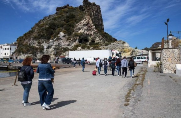 İtalya'da volkanik ada yüksek gaz yoğunluğu nedeniyle tahliye edildi