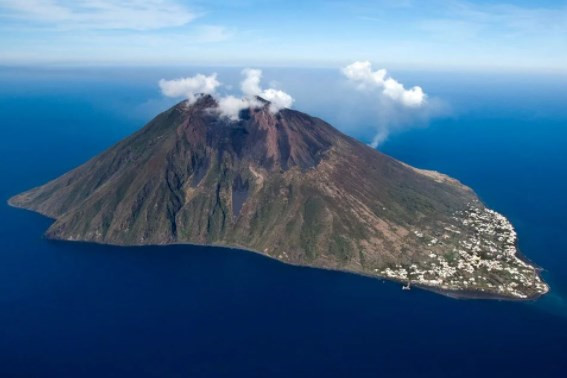 İtalya'da volkanik ada yüksek gaz yoğunluğu nedeniyle tahliye edildi