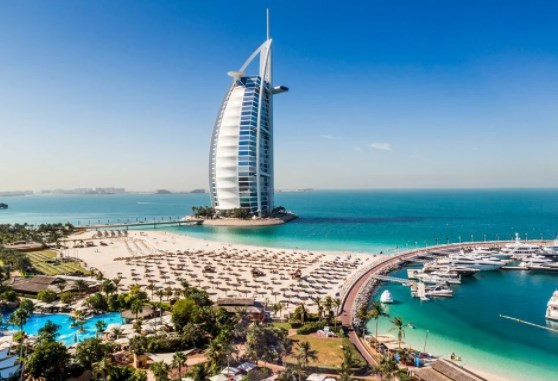 Dünyanın ilk ve en yüksek sonsuzluk havuzu Dubai'de açıldı