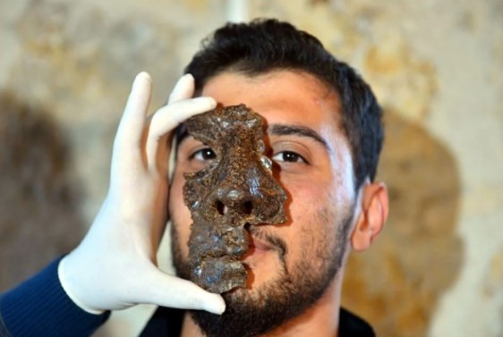 Roma askerine ait 1800 yıllık demir maske bulundu