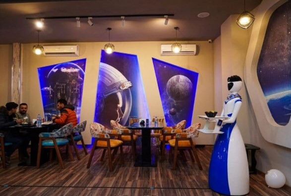 Irak'ın Musul kentindeki bir restoranda robot garsonlar işe başladı
