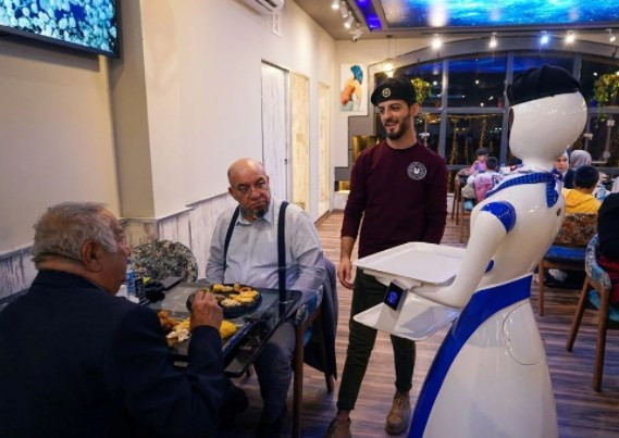 Irak'ın Musul kentindeki bir restoranda robot garsonlar işe başladı