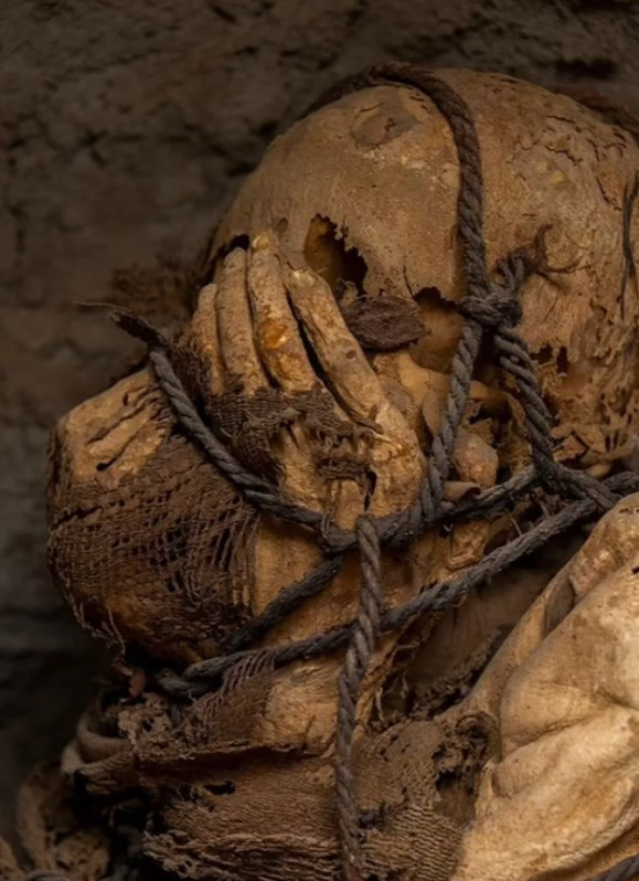 Vücudu bağlanarak gömülen bin 200 yıllık esrarengiz bir mumya bulundu