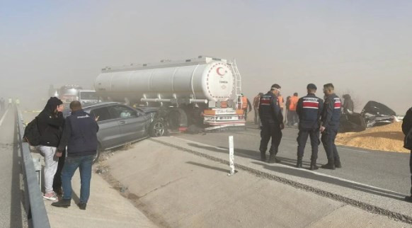 Konya'da kum fırtınası zincirleme kazaya neden oldu