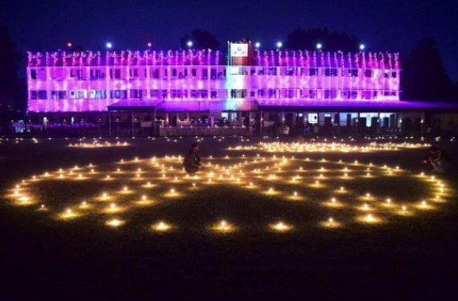 Hindistan, Kovid-19 salgınının gölgesinde ışık festivalini kutluyor