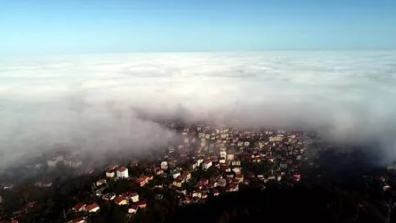 Şehrin üzerine sis bulutu çöktü