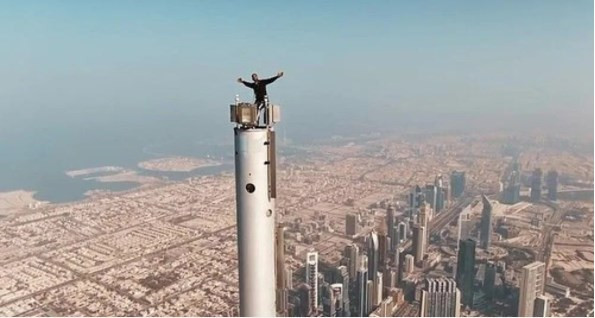 Will Smith dünyanın en yüksek binası Burc Halife'ye tırmandı