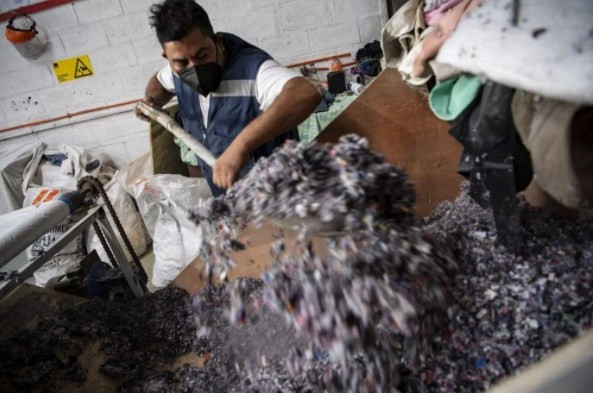 Şili'de Atacama Çölü’ne atılan tekstil ürünleri çöp dağları oluşturdu