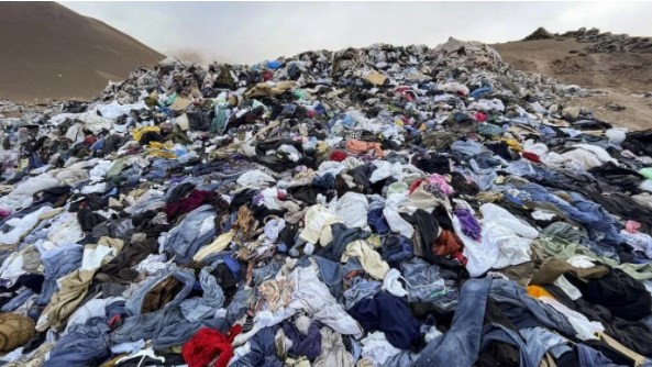 Şili'de Atacama Çölü’ne atılan tekstil ürünleri çöp dağları oluşturdu