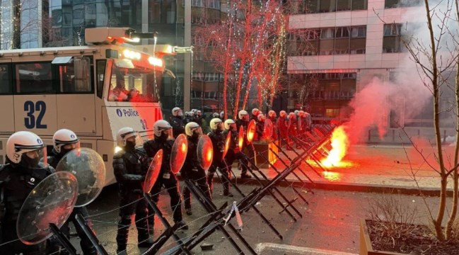 Brüksel'de binlerce kişi bir kez daha Kovid-19 tedbirlerini protesto etti