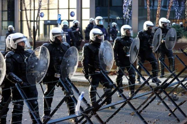 Brüksel'de binlerce kişi bir kez daha Kovid-19 tedbirlerini protesto etti