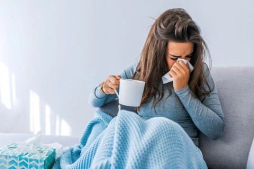 İngiliz bilim insanları uyardı: Soğuk algınlığı belirtisi görülen kişilerin yarısı Kovid-19