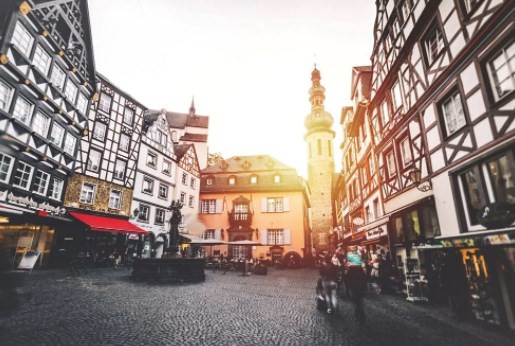 Uğur Şahin ve Özlem Türeci, küçük Alman şehrinin kaderini nasıl değiştirdi?
