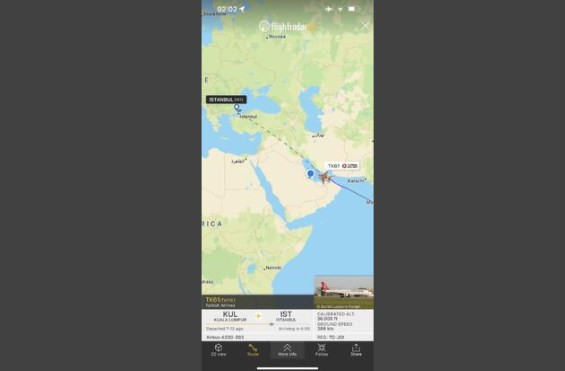 Pilot çiftin gökyüzündeki tesadüfü; Basra Körfezi'nde yan yana uçtular