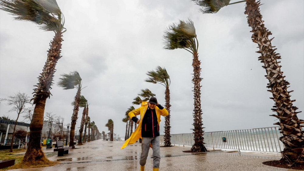 Antalya'da kuvvetli rüzgar ve sağanak etkili oluyor