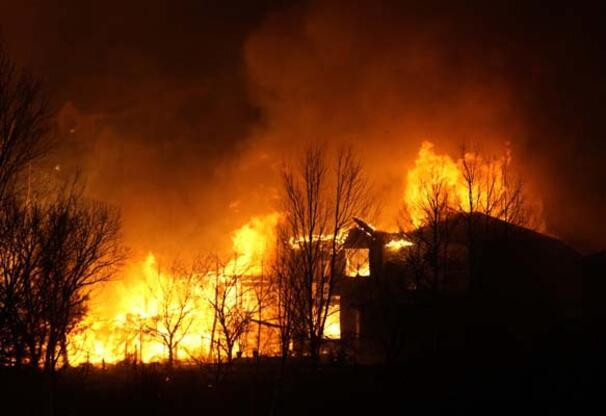 Binlerce ev tahliye edildi: Aralık ayında akılalmaz yangın!