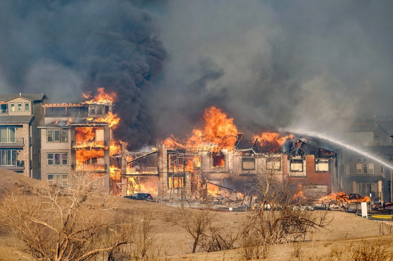 Binlerce ev tahliye edildi: Aralık ayında akılalmaz yangın!