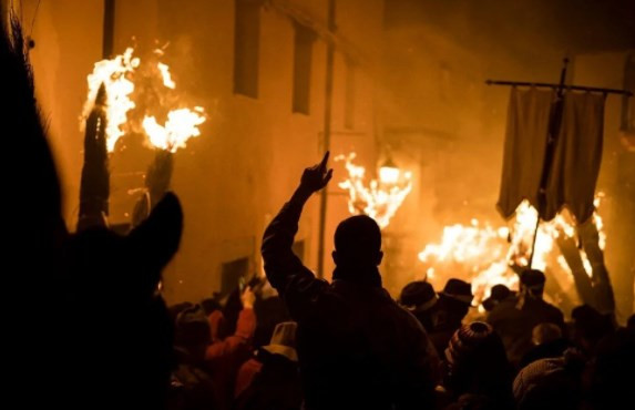 İspanya'da 'Büyük süpürgeler' Festivali düzenlendi