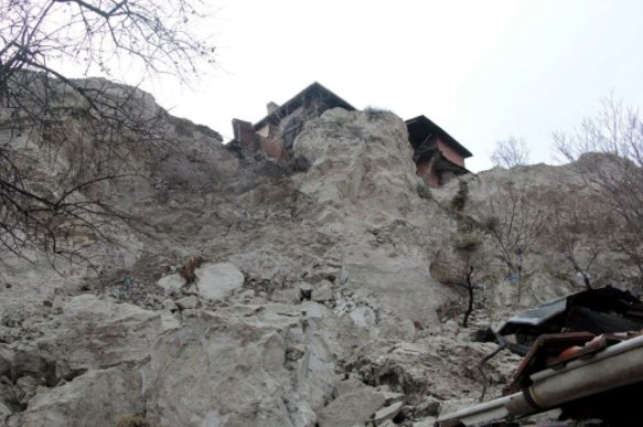 Beypazarı'nda evlerin üzerine kaya yağdı