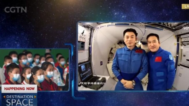 Dünyada bir ilk: Uzayda canlı ders!