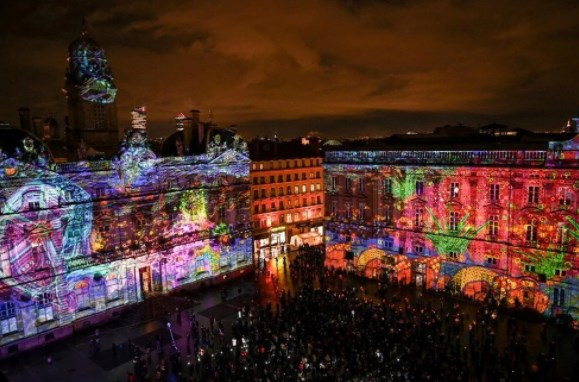 Fransa’da ışık festivali: Sokaklar rengarenk ışıklarla süslendi
