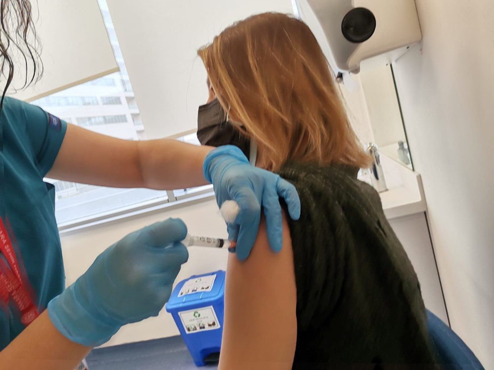 Sağlık çalışanlarına ikinci doz aşıları uygulanmaya başlandı