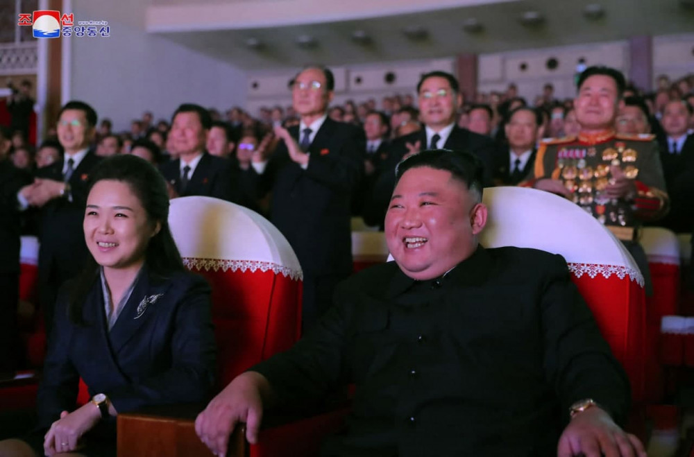 Kim Jong-un'un eşi Ri Sol-ju 1 yıl sonra ilk kez yüzünü gösterdi