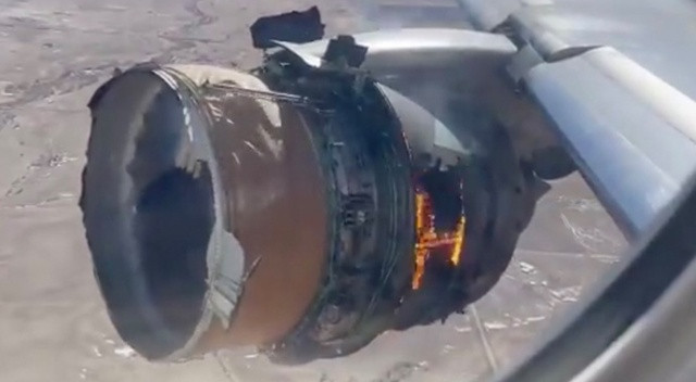 ABD'de motoru alev alan yolcu uçağının parçaları evlerin üzerine düştü