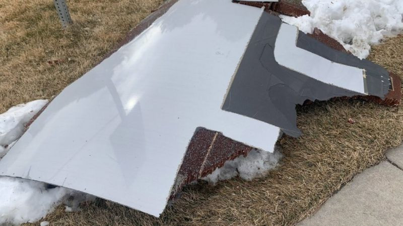 ABD'de motoru alev alan yolcu uçağının parçaları evlerin üzerine düştü