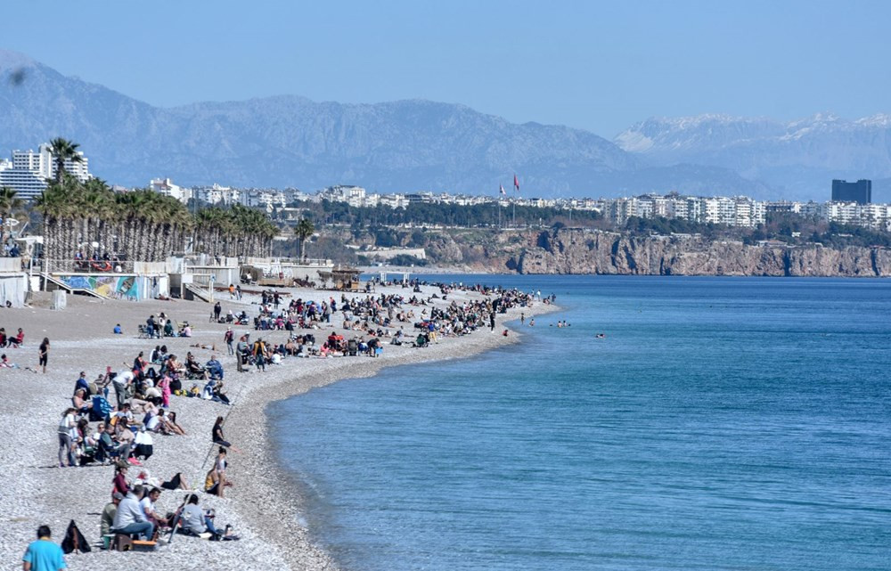Antalya'da sıcak hava korona virüsü unutturdu! Sahiller doldu