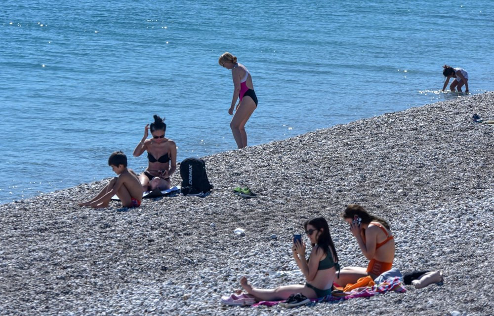 Antalya'da sıcak hava korona virüsü unutturdu! Sahiller doldu