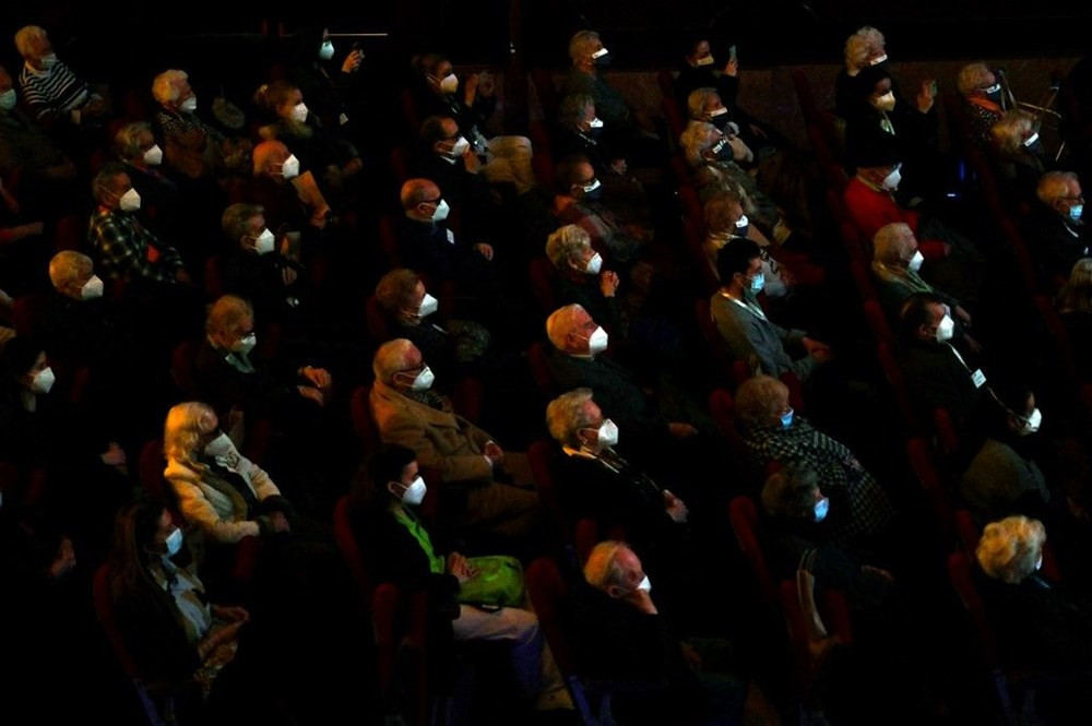 Madrid'de Kovid-19 aşısı olan yaşlılar için tiyatroda özel gösterim