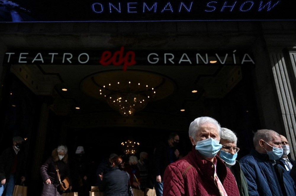 Madrid'de Kovid-19 aşısı olan yaşlılar için tiyatroda özel gösterim