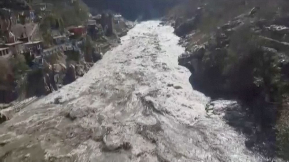 Hindistan'da nehre düşen buz kütlesi sele neden oldu
