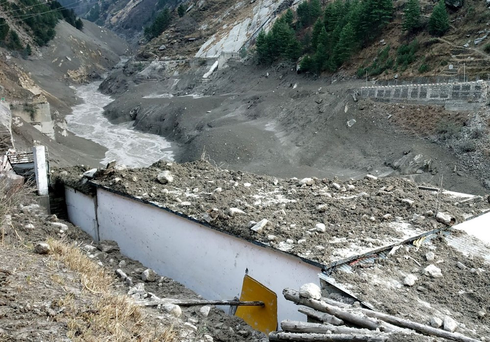Hindistan'da nehre düşen buz kütlesi sele neden oldu