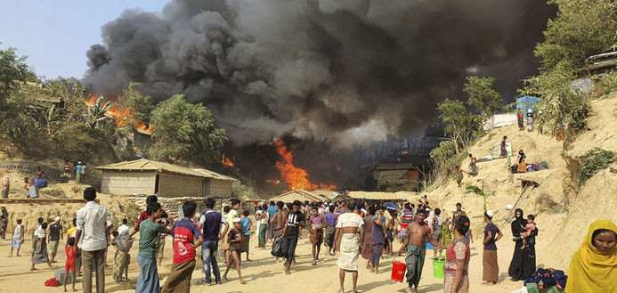 Bangladeş'te Arakanlı Müslüman mültecilerin kaldığı kamptaki yangında en az 15 kişi öldü