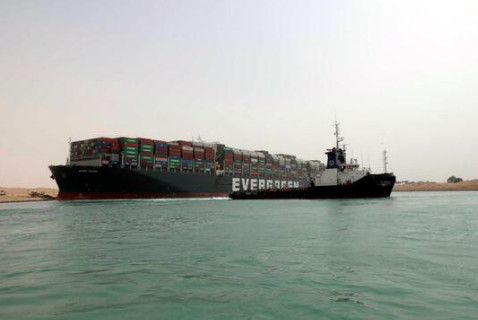 Süveyş'te karaya oturan dev gemiyi kurtarma operasyonu nasıl yapılıyor?