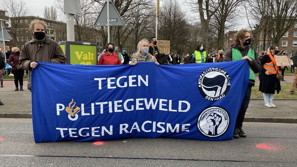 Hollanda'da polisin öldürülen Türk genciyle ilgili ırkçı söylemleri protesto edildi