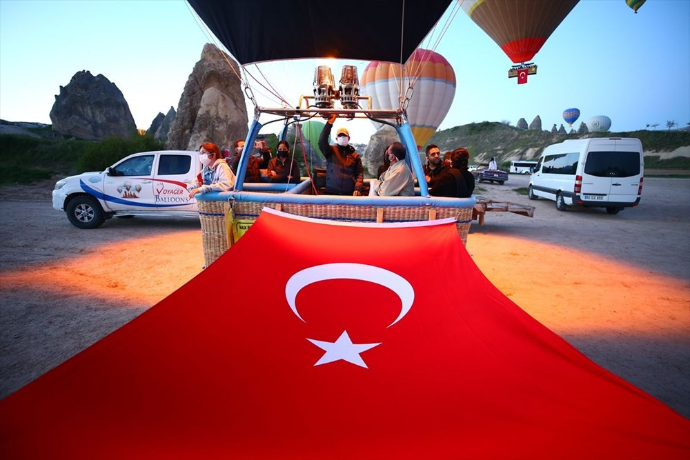 Balonlar Türk bayrakları ve Atatürk posteri ile uçtu