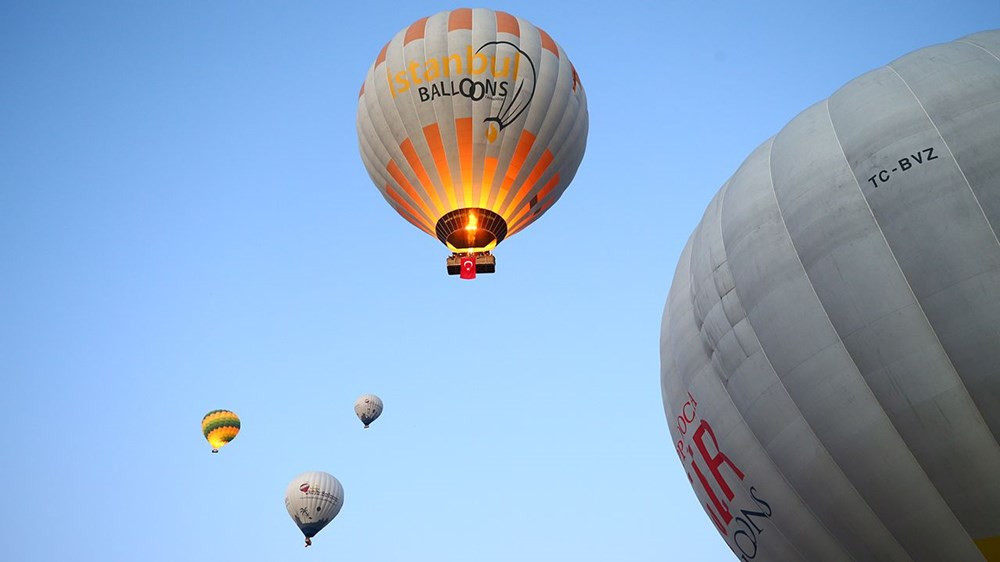 Balonlar Türk bayrakları ve Atatürk posteri ile uçtu