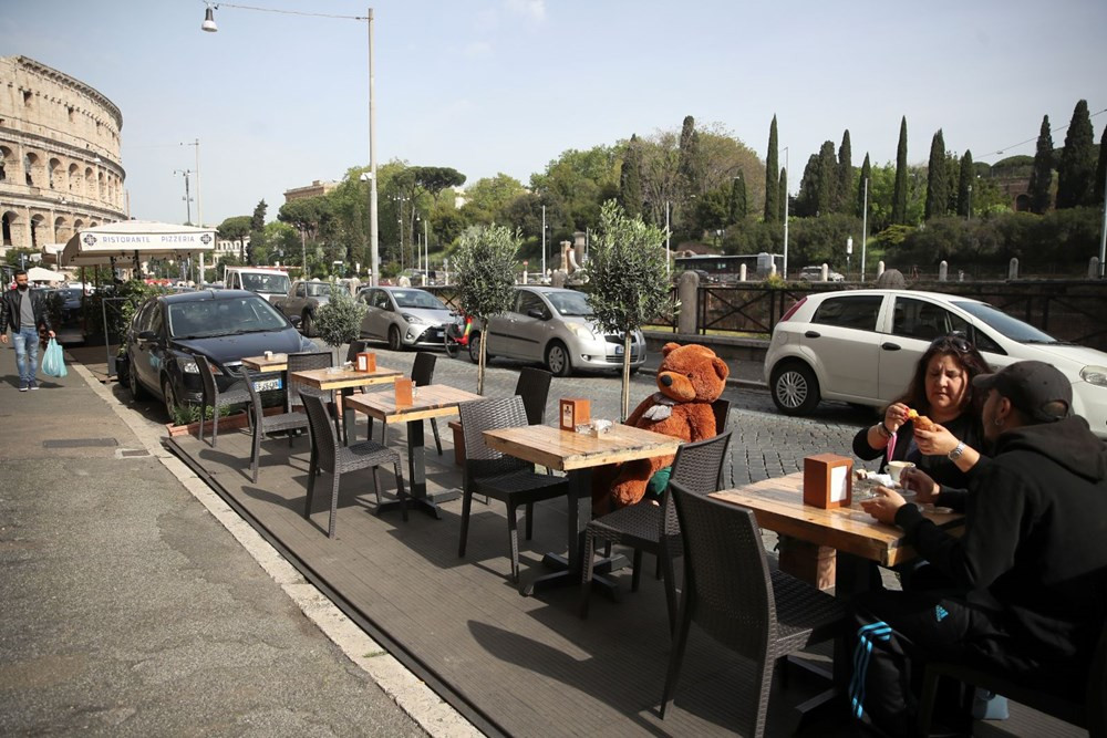 İtalya yeniden açıldı: Halk sokaklara akın etti