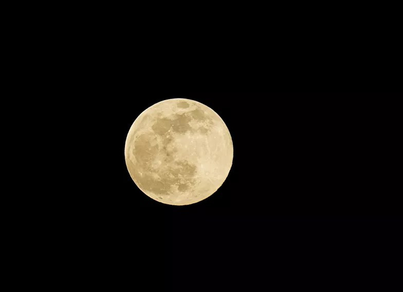 'Süper Pembe Ay' gökyüzünde görsel şölen oluşturdu