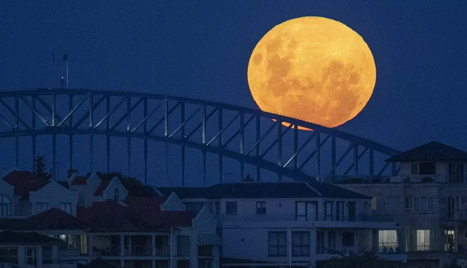 'Süper Pembe Ay' gökyüzünde görsel şölen oluşturdu